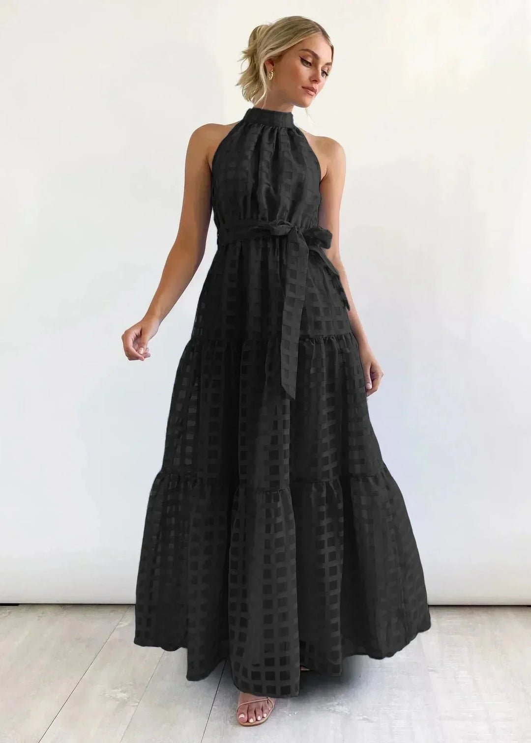 Robe longue noire sans manches avec ceinture, en tissu léger, dotée d'un motif chic et d'une coupe fluide pour un style…