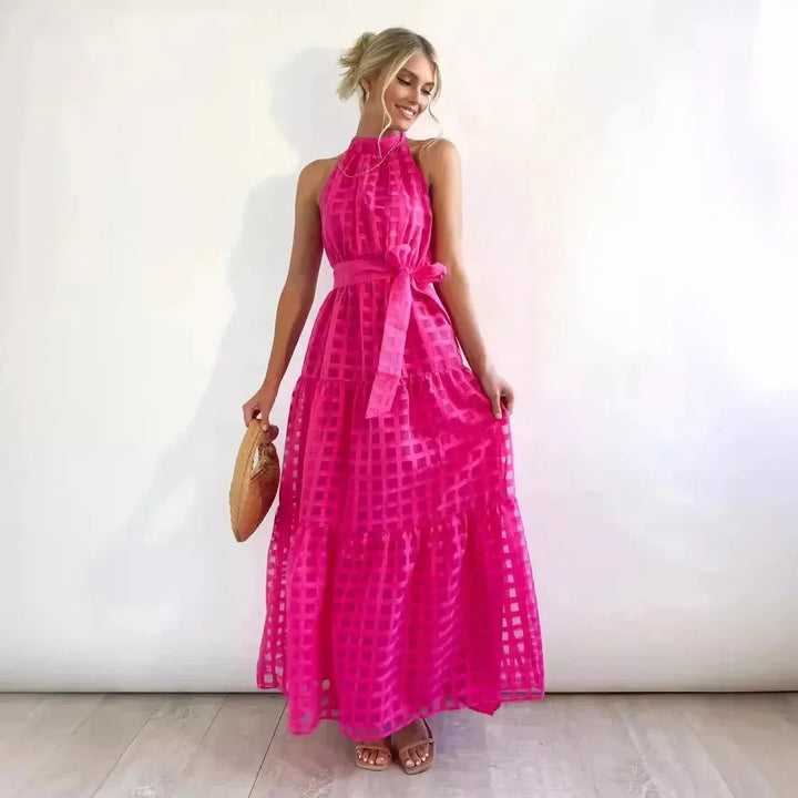 Robe longue sans manches rouge à motif, détails élégants et ceinture assortie, idéale pour les occasions estivales.