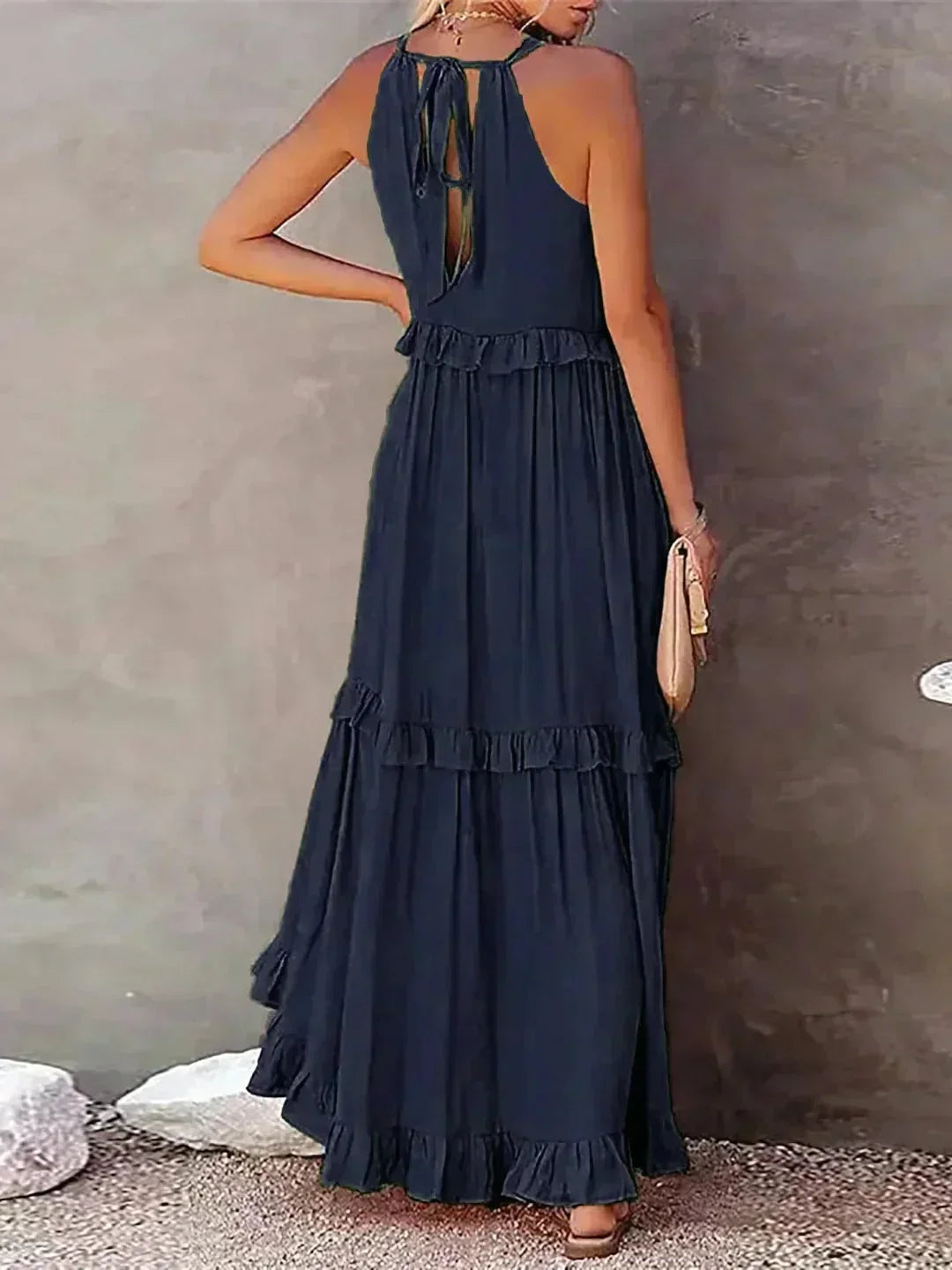 Robe longue sans manches en tissu léger, avec volants superposés et un design fluide, idéale pour les journées chaudes.
