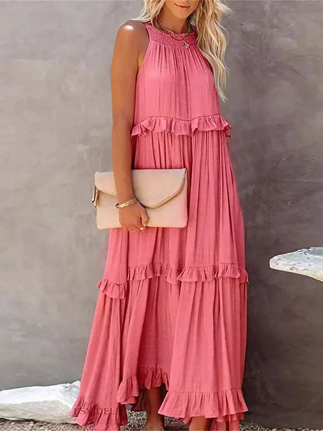 Robe longue femme sans manches en tissu léger, avec volants superposés pour un look fluide et élégant.