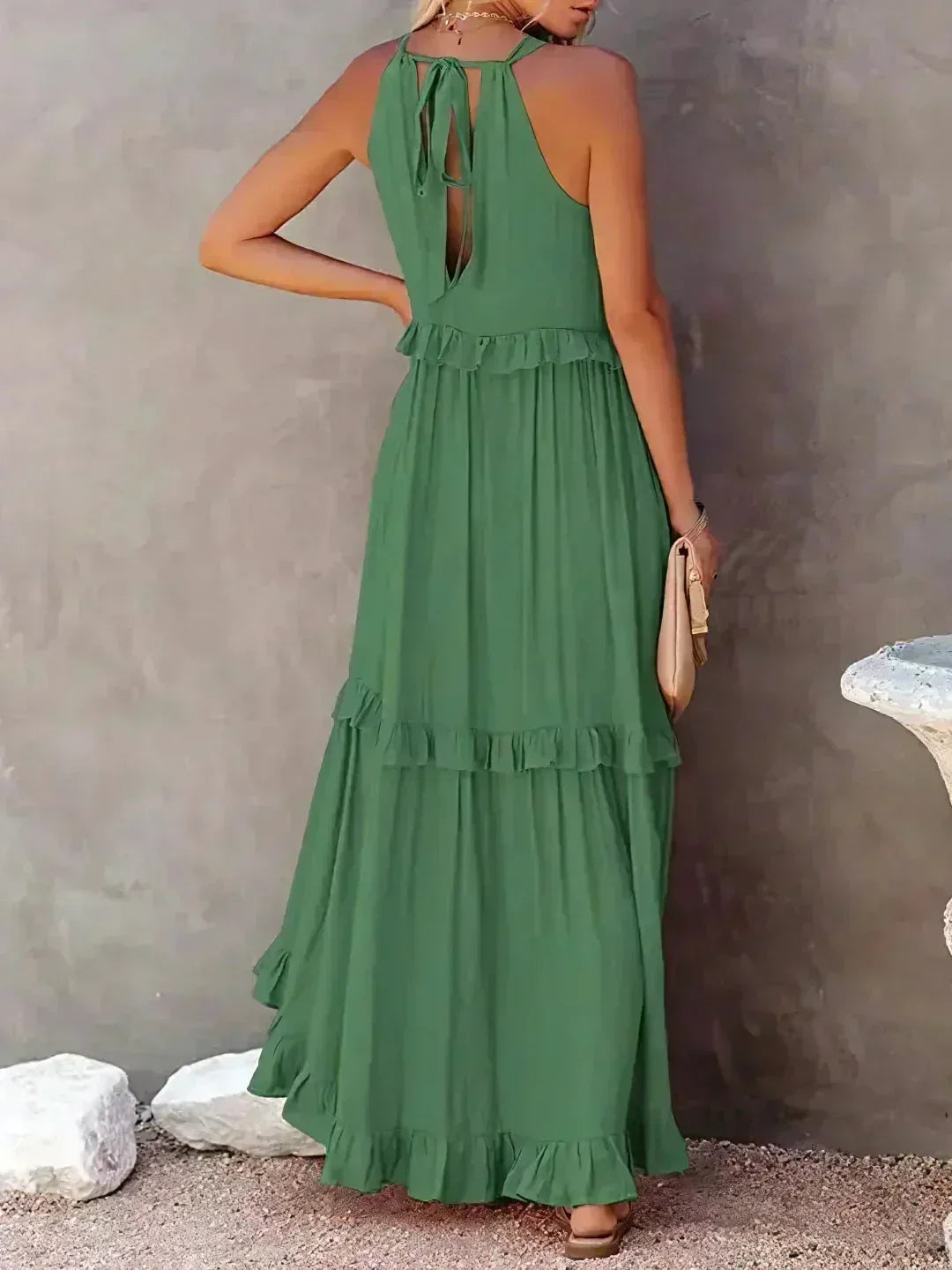 Robe longue femme sans manches en tissu léger avec volants superposés et coupe fluide, idéale pour les journées d'été.