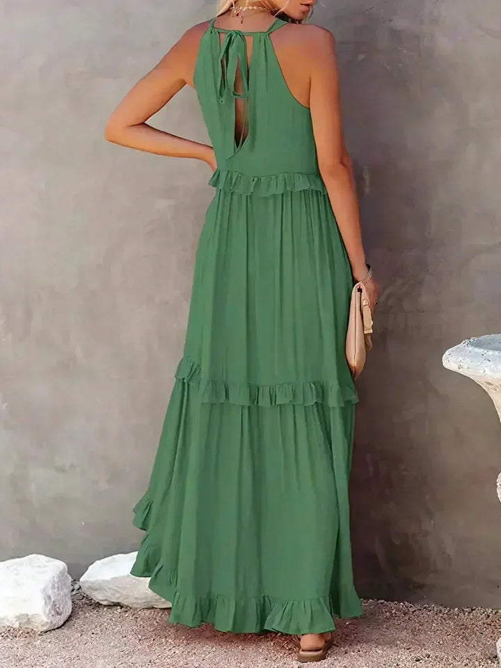 Robe longue femme sans manches en tissu léger avec volants superposés et coupe fluide, idéale pour les journées d'été.
