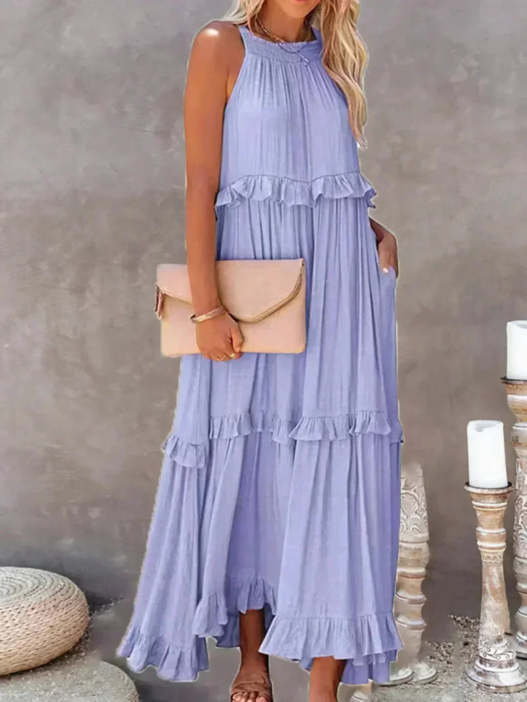 Robe longue lilas sans manches, en tissu léger, avec volants superposés pour une silhouette fluide et élégante.