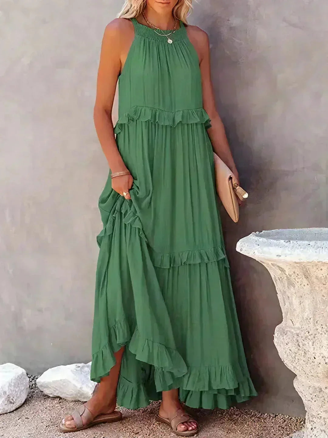 Robe longue femme sans manches vert, en tissu léger, avec volants superposés pour un style fluide et élégant.