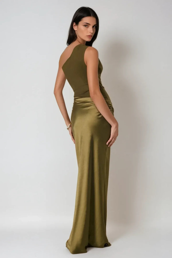 Robe longue en satin asymétrique, légère avec des détails fluides et un design élégant pour un look moderne.