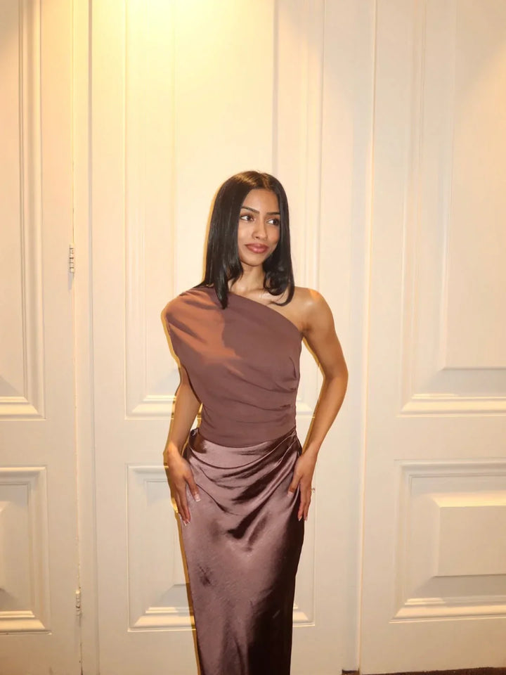 Robe longue en satin pour femme, design asymétrique avec une coupe fluide et élégante, idéale pour les occasions spéciales.