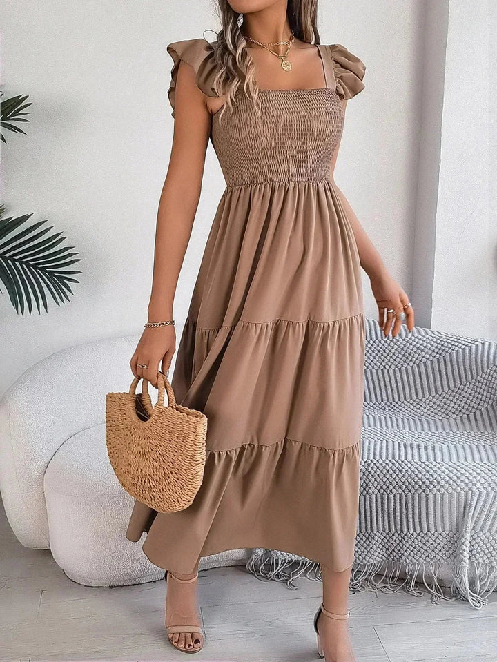 Robe longue kaki pour femme, smockée à volants, manches courtes, en tissu léger et fluide, idéale pour les journées d'été.