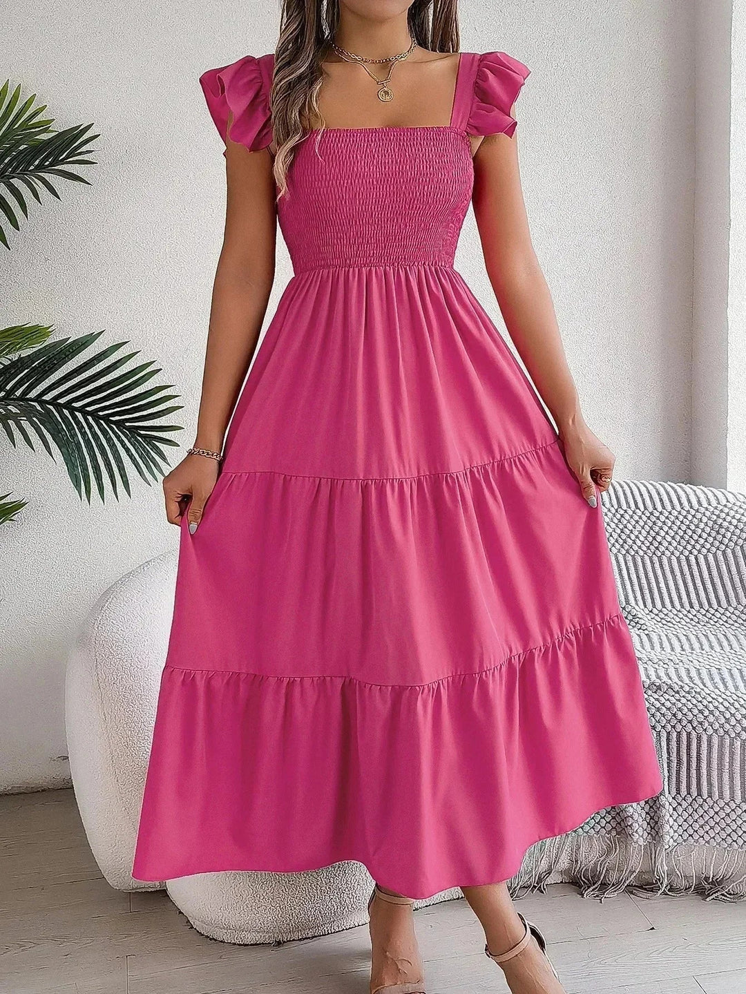 Robe longue rose pour femme, smockée avec volants et manches courtes, en coton léger pour un confort optimal.
