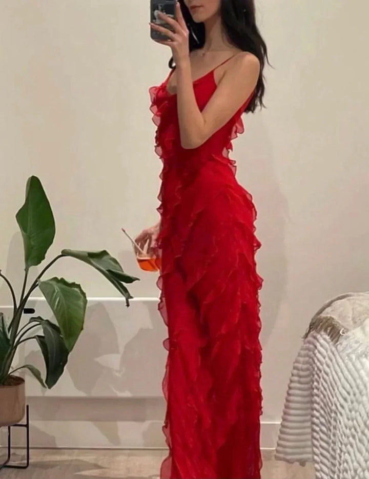 Robe longue femme soirée en tissu léger, dotée de bretelles fines et de volants élégants pour une silhouette fluide.