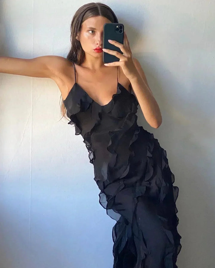 Robe longue pour femme en chiffon, bretelles fines et volants délicats pour une silhouette fluide et élégante.