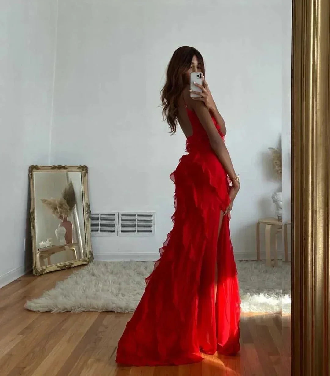Robe longue pour femme avec bretelles, volants et tissus légers, idéale pour les soirées d'été.