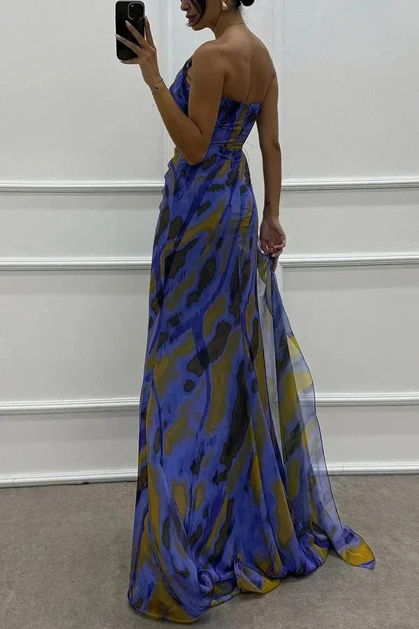 Robe longue femme en tissu léger, à motifs colorés, avec fente latérale et bretelles fines pour un style élégant.
