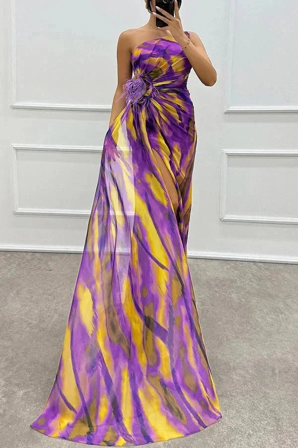 Robe longue en polyester avec motifs, fente séduisante et bretelle asymétrique, idéale pour les soirées élégantes.