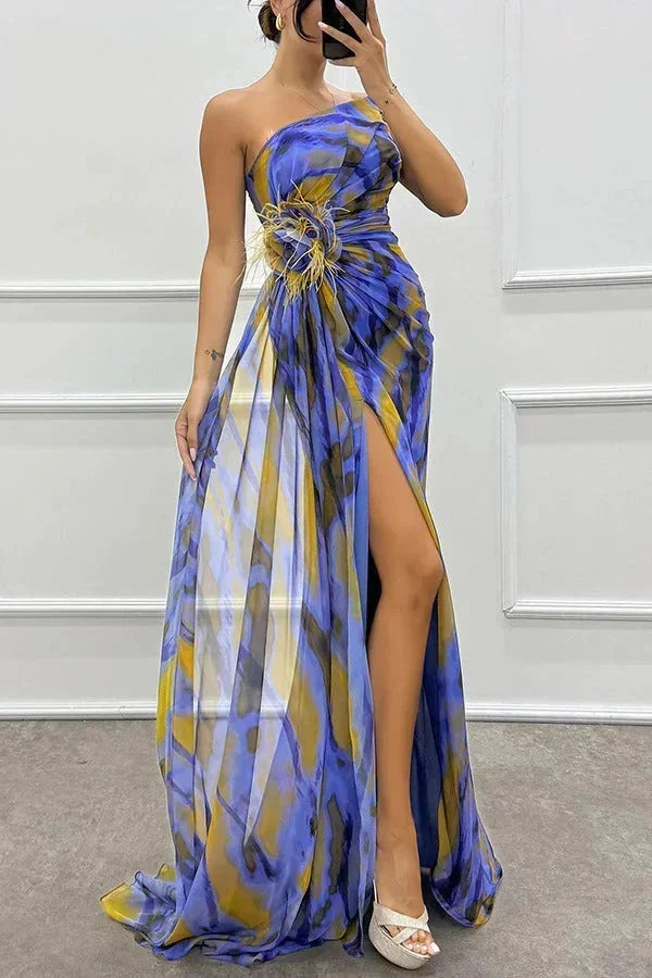 Robe longue jaune avec motifs, fente élégante et bretelles, en tissu léger et fluide, parfaite pour les soirées.