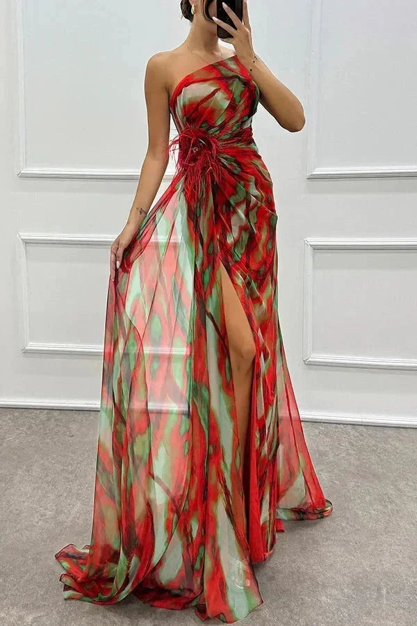Robe longue femme rouge à motifs, fente élégante, bretelles ajustables, en tissu léger et fluide, parfaite pour les soirées.