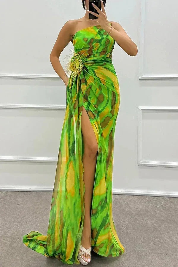Robe longue femme soirée vert à motifs, fente élégante, bretelle fine, confection en tissu léger et fluide.
