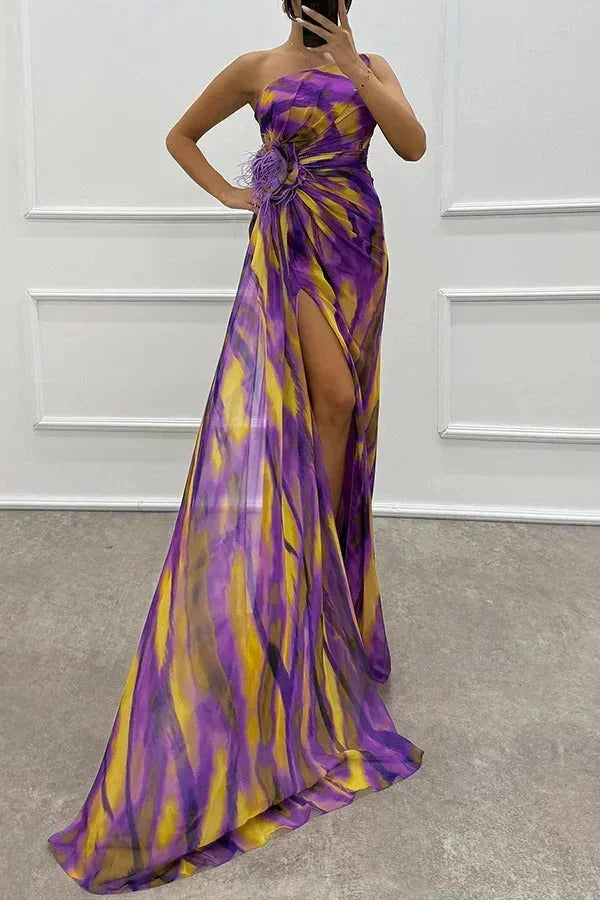 Robe longue violette pour femme, motifs élégants, fente sur le côté, bretelle unique, en tissu léger et fluide.