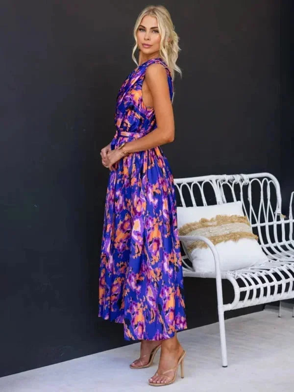 Robe longue femme asymétrique à une épaule, fabriquée en tissu léger, avec une ceinture pour un ajustement cintré.