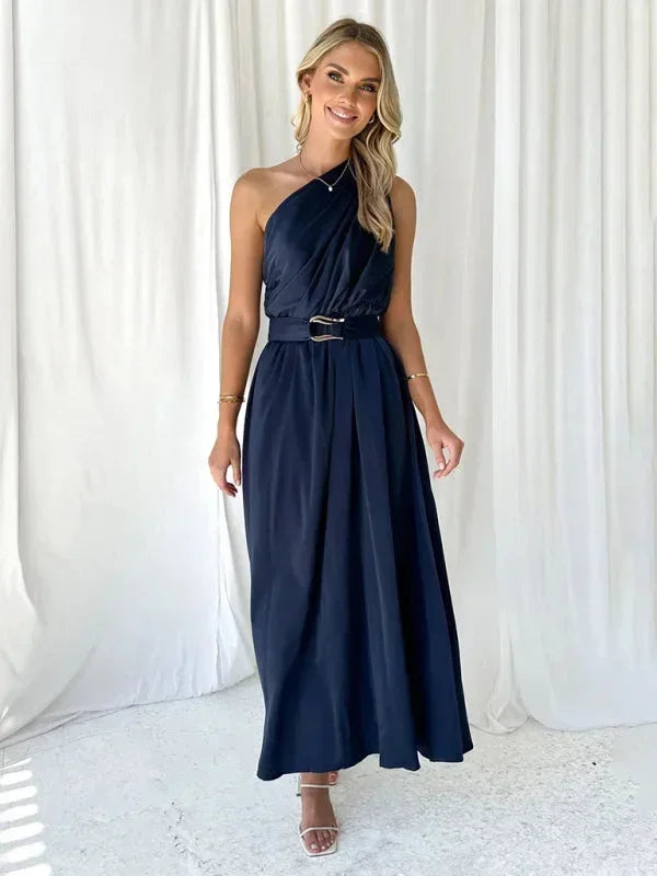 Robe longue femme asymétrique à une épaule, en tissu léger, avec ceinture pour une silhouette élégante et fluide.