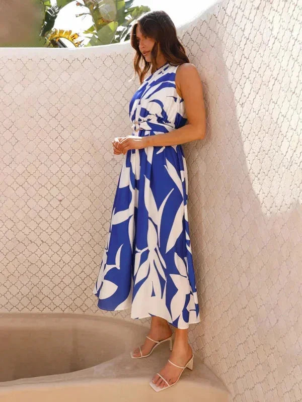 Robe longue femme une épaule en tissu léger, avec une ceinture ajustable mettant en valeur la silhouette.