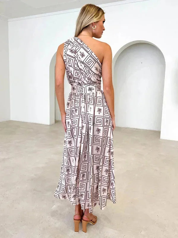 Robe longue femme une épaule, en chiffon léger, avec ceinture assortie pour un look élégant et fluide.