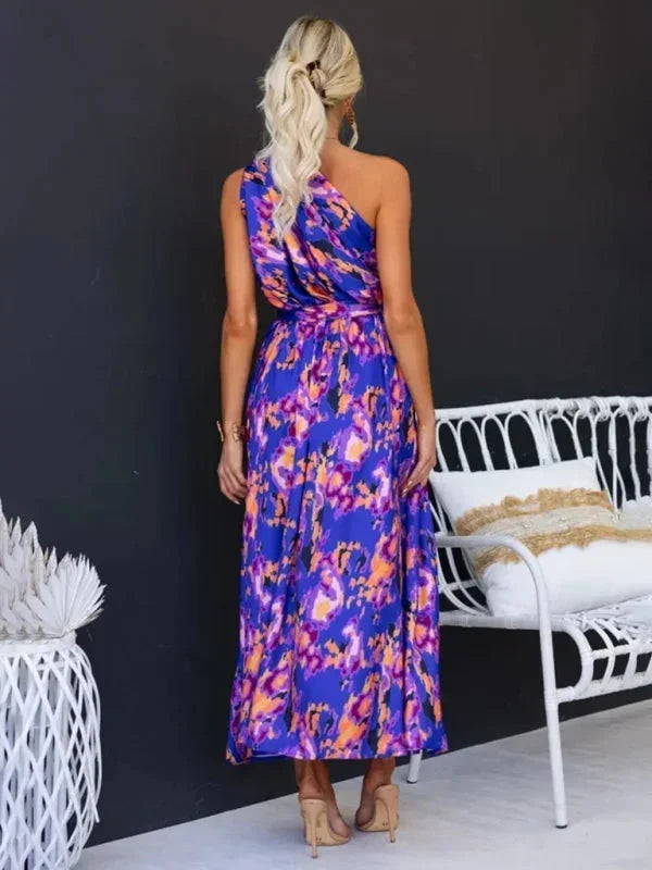 Robe longue femme une épaule en tissu léger, ceinture assortie, idéal pour les occasions estivales.