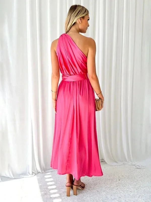 Robe longue femme à une épaule, en tissu léger, avec ceinture ajustable et coupe élégante pour un look sophistiqué.