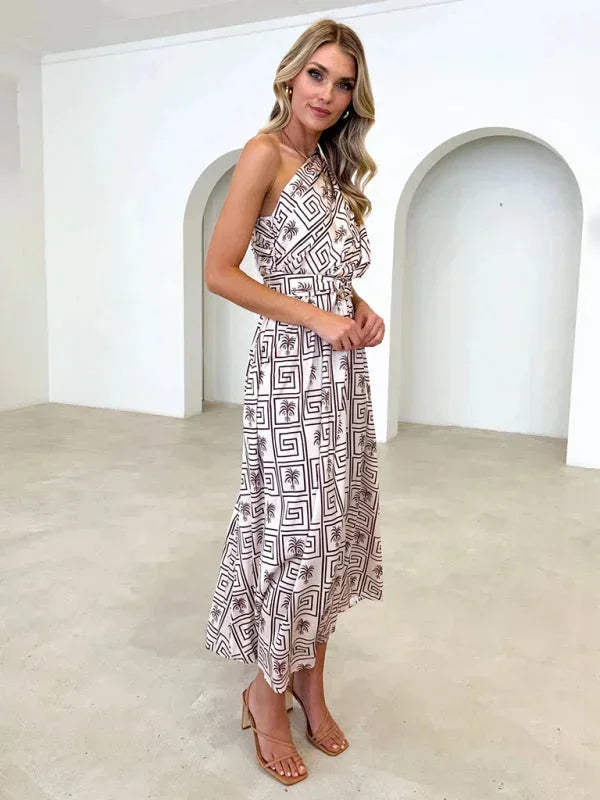 Robe longue femme une épaule en tissu léger, dotée d'une ceinture ajustable pour un style élégant et moderne.
