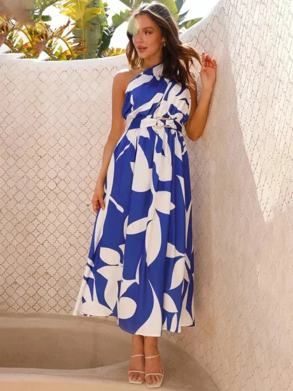 Robe longue femme une épaule blanc et bleu, en tissu léger, ceinture fluide, design élégant et moderne.