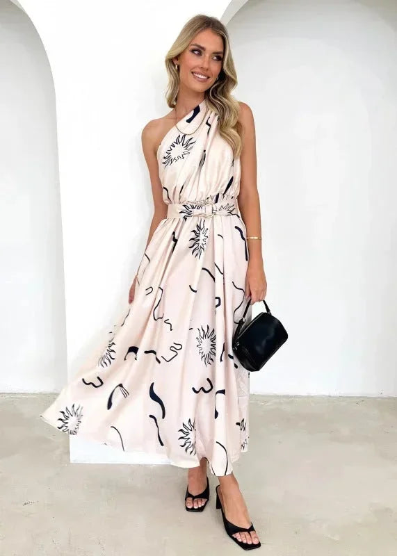 Robe longue kaki femme à une épaule, ajustée à la taille avec une ceinture, en tissu doux et fluide.