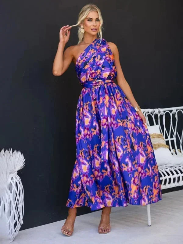 Robe longue violette une épaule en tissu léger, dotée d'une ceinture ajustable pour un look élégant et contemporain.