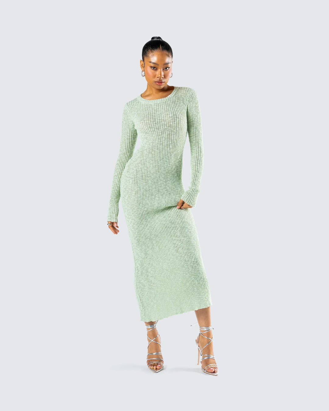 Robe longue femme en maille vert clair, avec un design fluide et léger, parfaite pour les journées ensoleillées.