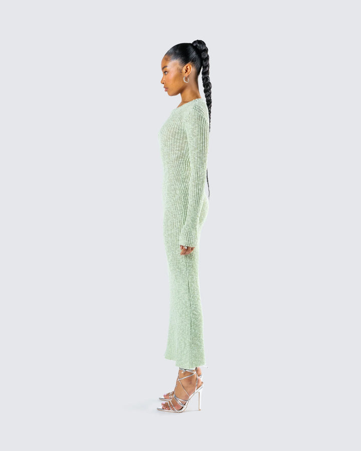 Robe longue femme en maille verte claire, avec un design élégant et fluide, idéale pour les journées d'été.