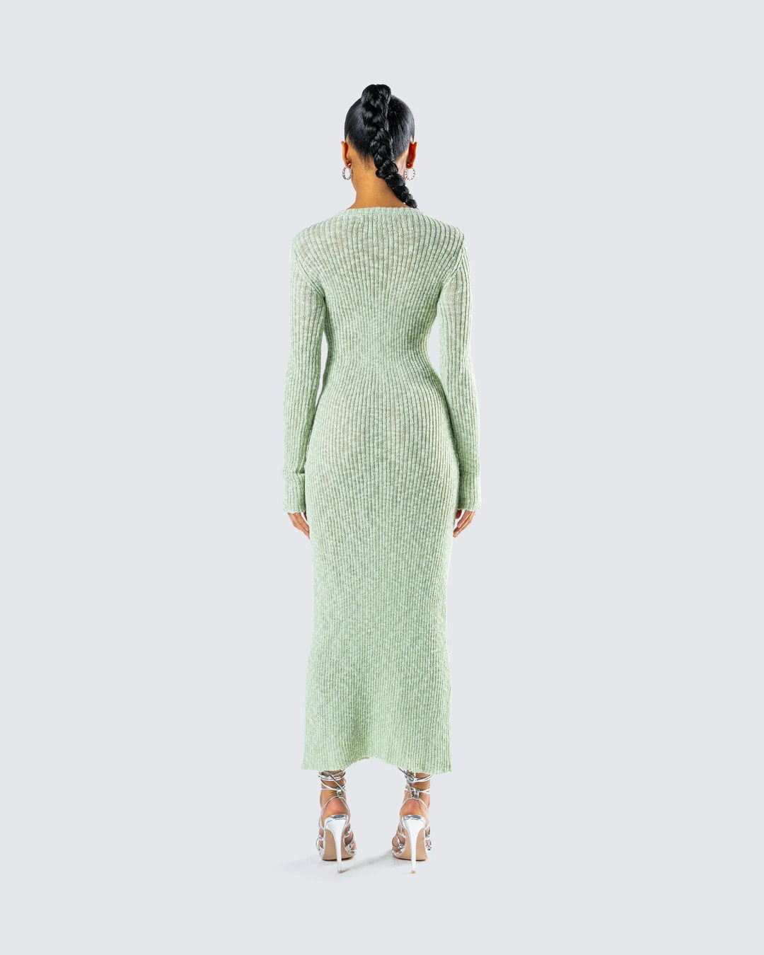 Robe longue femme en maille vert clair, légère avec des manches courtes et une taille cintrée pour un look élégant.