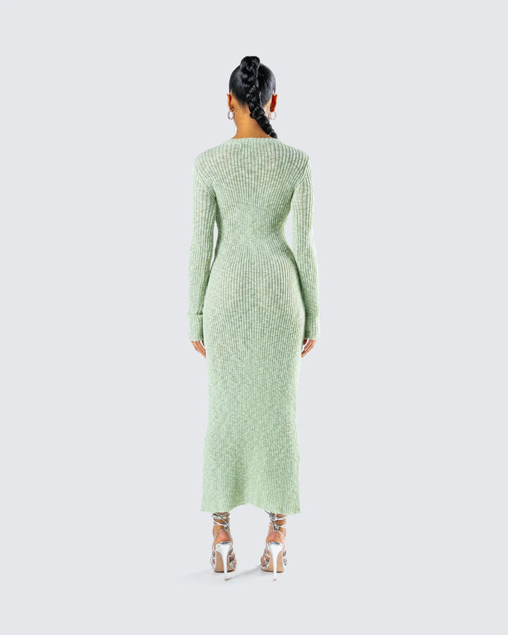 Robe longue femme en maille vert clair, légère avec des manches courtes et une taille cintrée pour un look élégant.