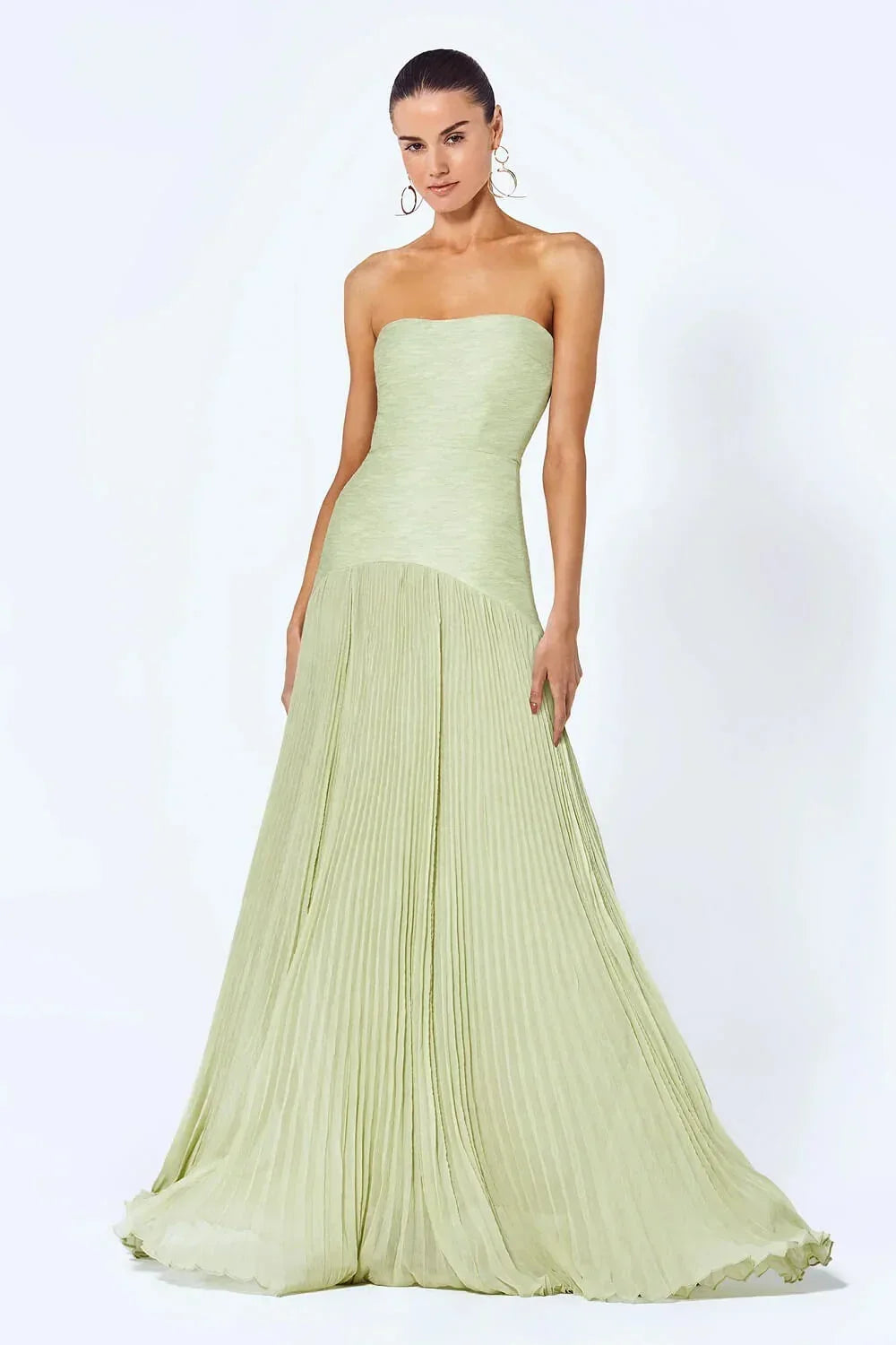 Robe longue femme en tissu léger vert clair, sans manches, avec un design plissé pour un style fluide et aéré.