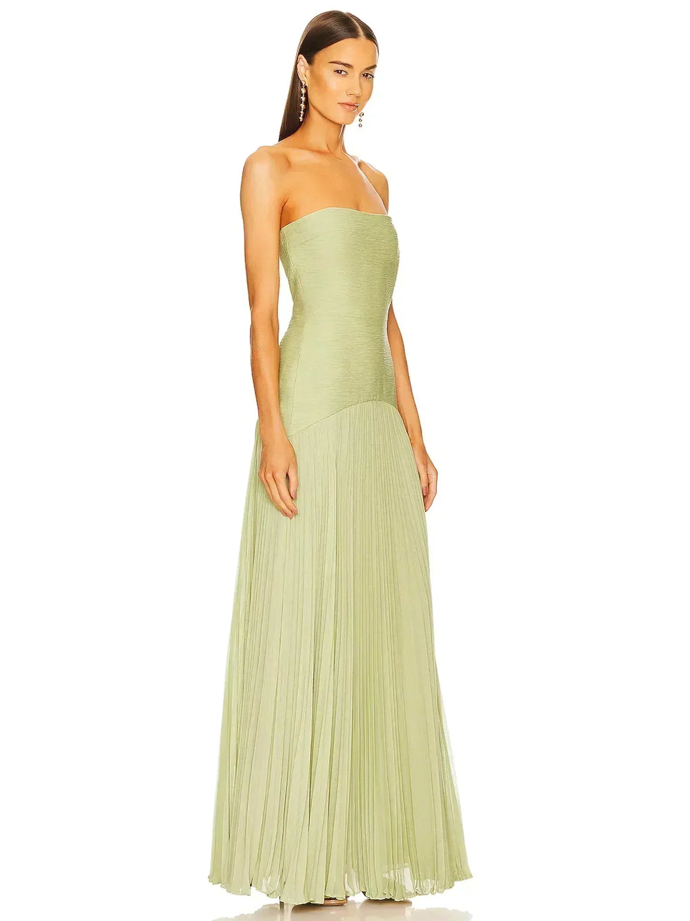 Robe longue sans manches plissée en vert clair, confectionnée en tissu léger, idéale pour les journées chaudes.