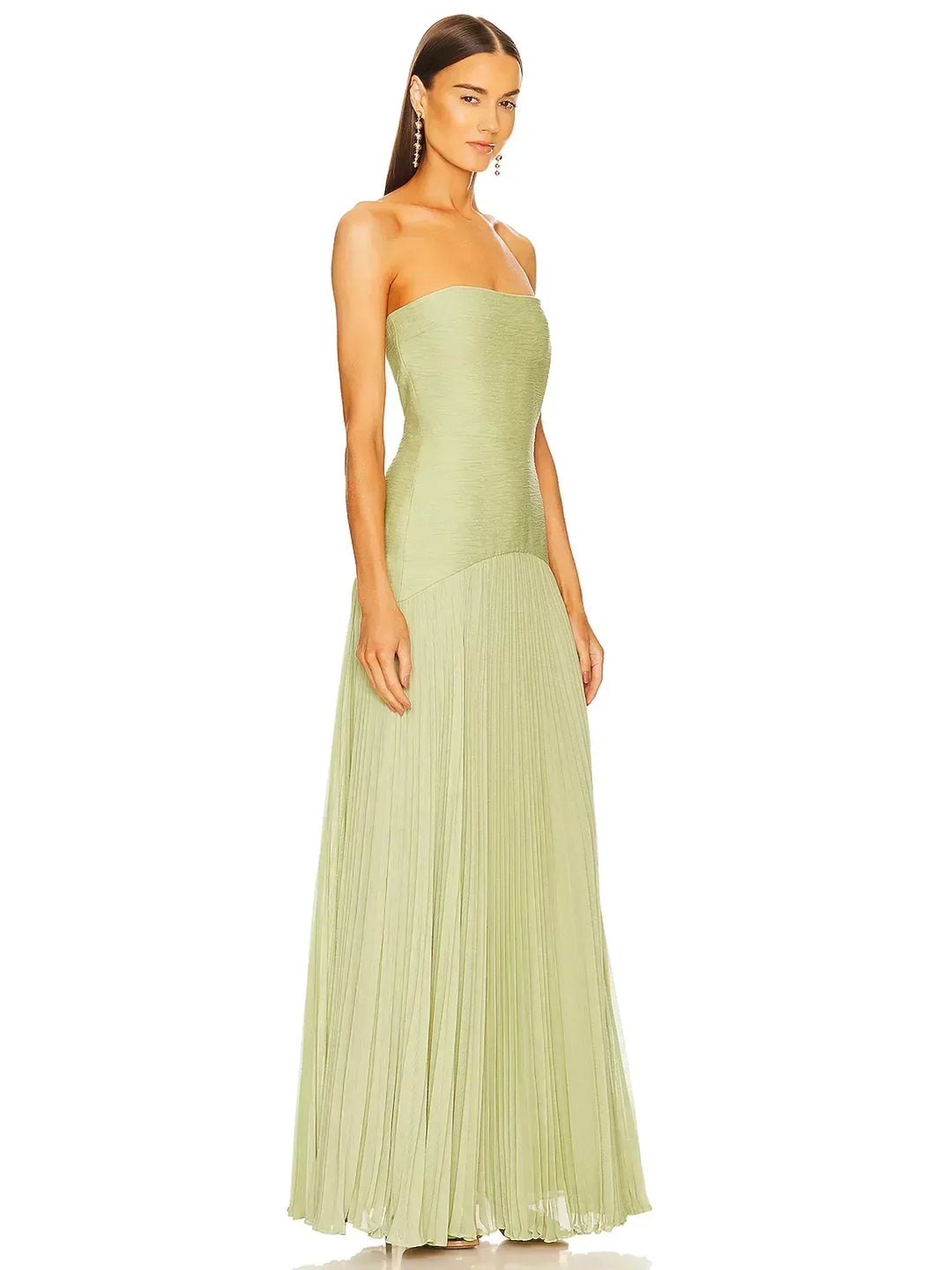Robe longue sans manches plissée en vert clair, confectionnée en tissu léger, idéale pour les journées chaudes.