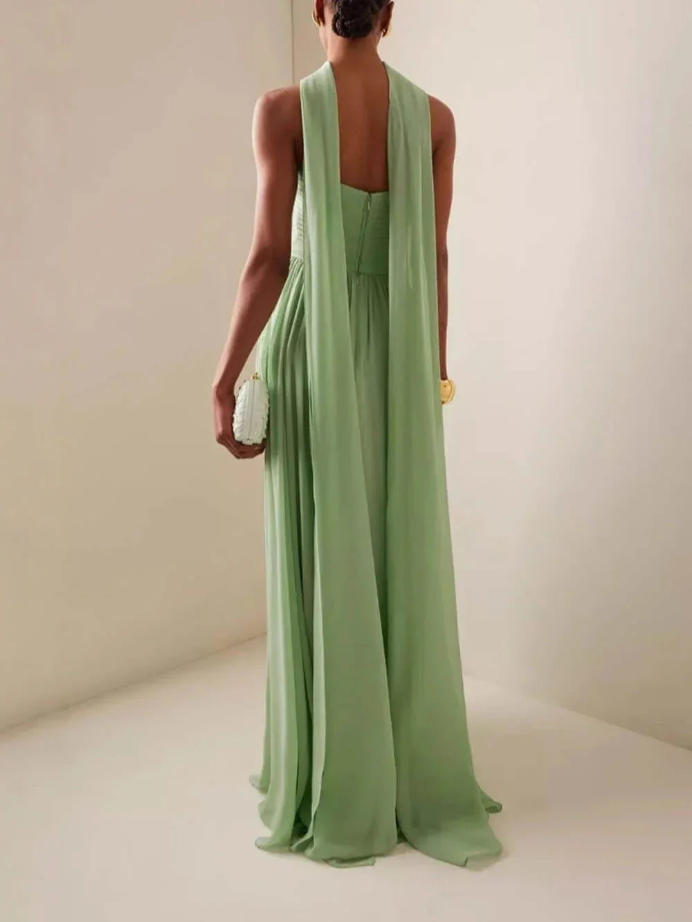 Robe longue femme verte, en tissu plissé, avec bustier ajusté et bretelles fines pour un look élégant et décontracté.