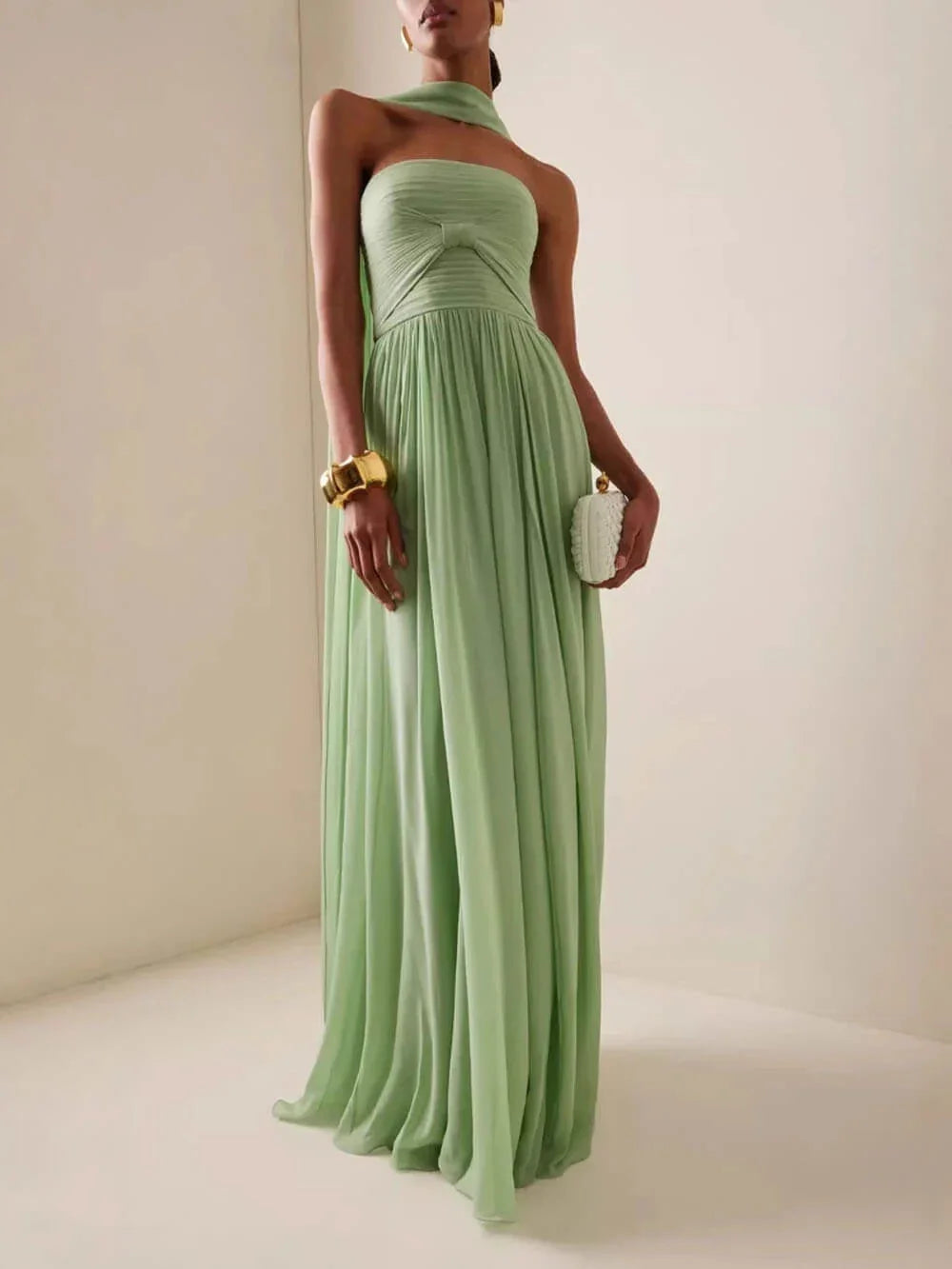 Robe longue femme verte en tissu léger, design bustier avec jupe plissée pour un look élégant et fluide.