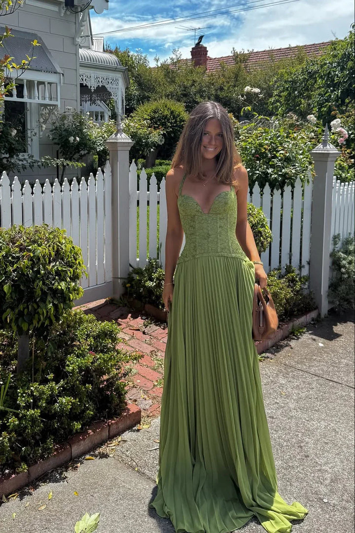 Robe longue verte pour femme, en tissu plissé, avec corset ajusté et bretelles fines, idéale pour une allure élégante.