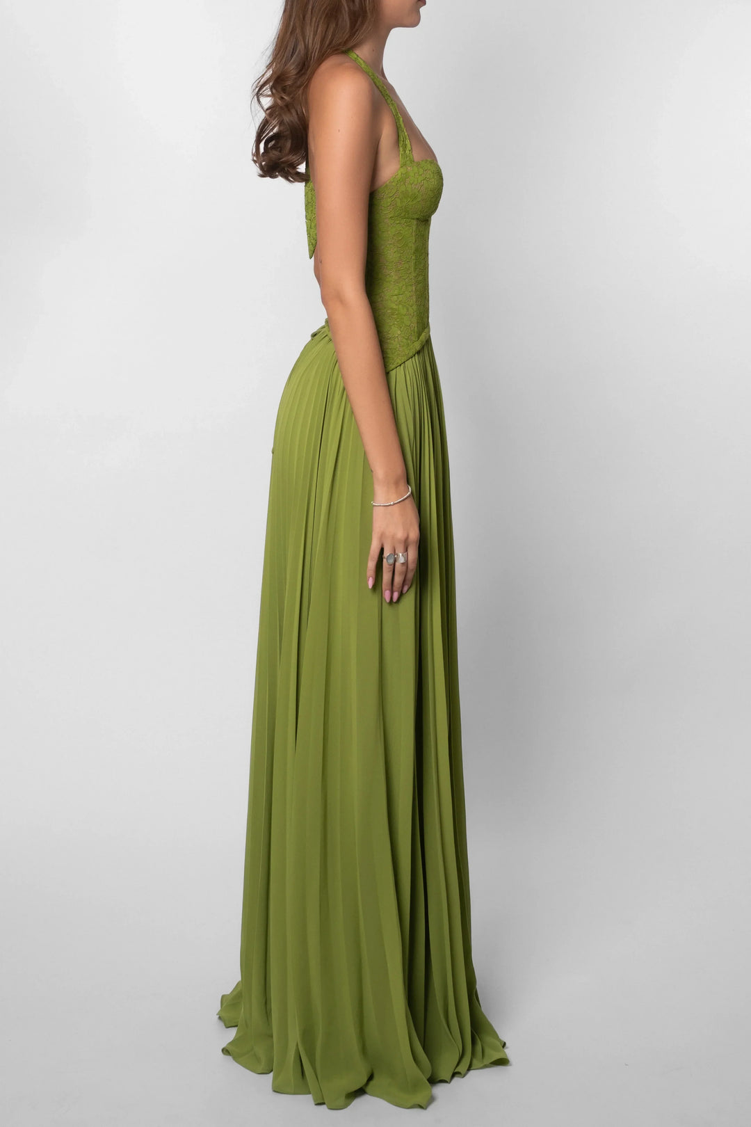 Robe longue verte pour femme, en tissu plissé, avec un corset ajusté et des bretelles fines pour un style élégant.