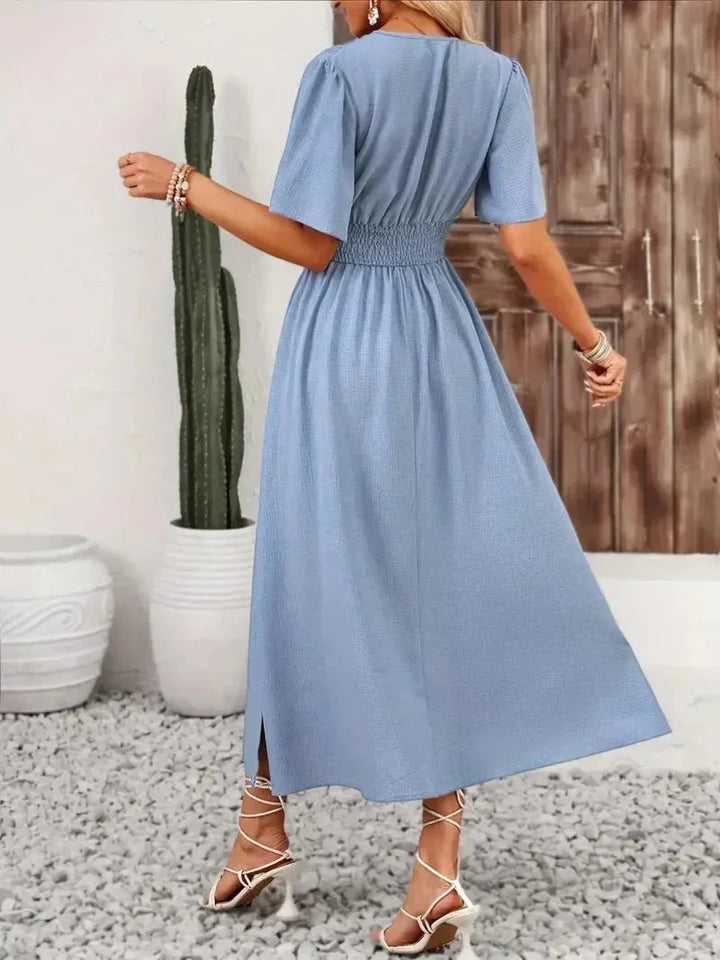 Robe longue femme avec volants et col V, en tissu léger, dotée d'une ceinture ajustable pour un ajustement confortable.