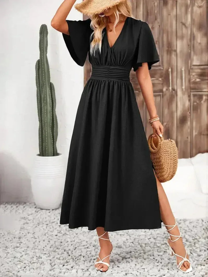 Robe longue en tissu léger, volants élégants, col V et ceinture ajustable pour un ajustement personnalisé.