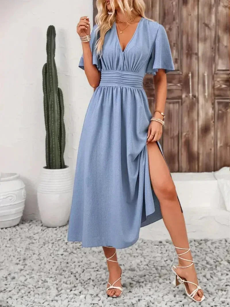 Robe longue en tissu léger avec volants, col V, et ceinture ajustable pour un ajustement personnalisé.