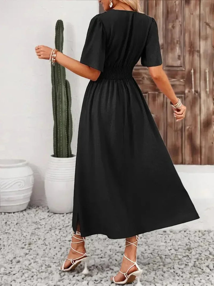 Robe longue femme en coton léger, volants élégants, col V et ceinture ajustable pour un ajustement personnalisé.