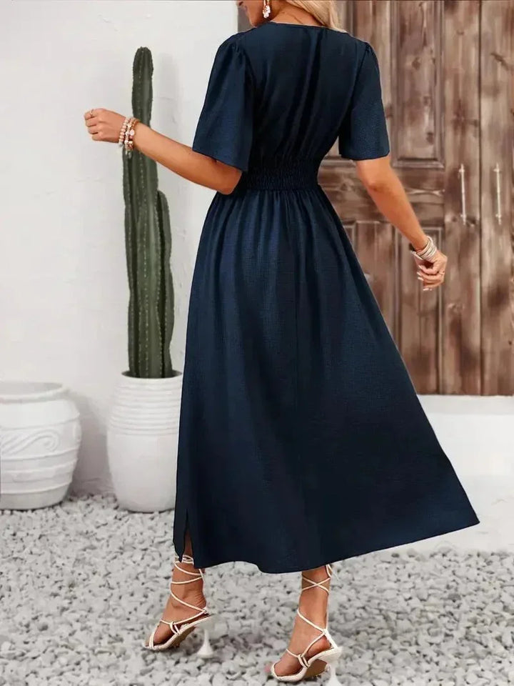 Robe longue femme en tissu léger, volants délicats au col V, ceinture ajustable met en valeur la taille.