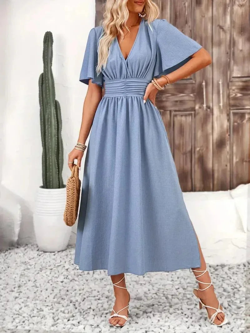 Robe longue bleu clair en tissu léger, volants au col V, avec ceinture ajustable pour un ajustement personnalisé.