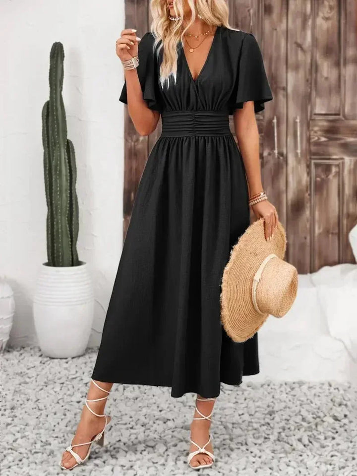 Robe longue noire femme, volants élégants et col V, avec ceinture ajustable pour un ajustement parfait et confort optimal.