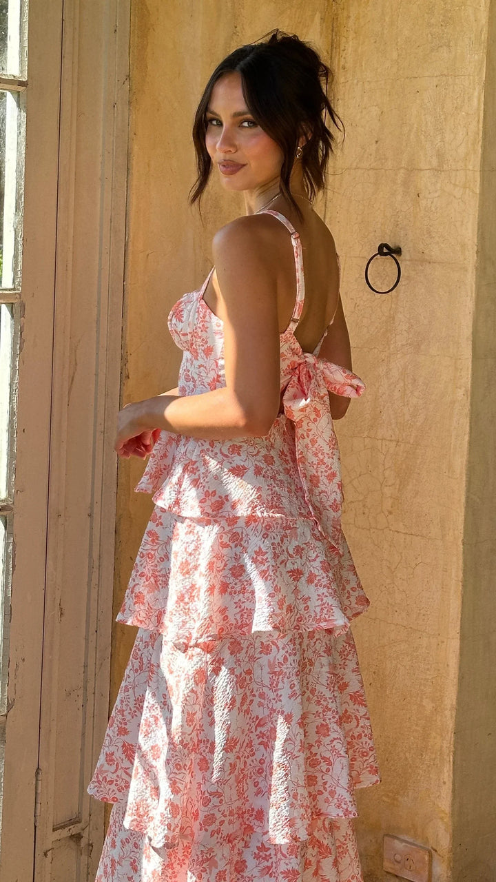 Robe longue femme à volants en coton léger, avec bretelles larges pour un ajustement confortable et une allure fluide.
